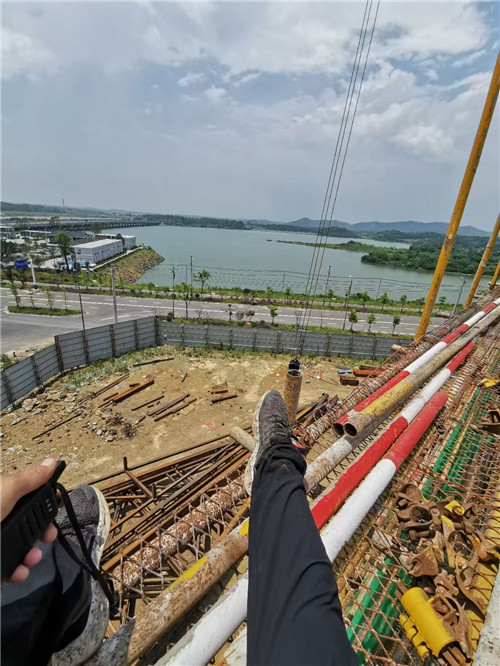 合阳县作业中发生设备损坏或人员意外，责任怎么划分？